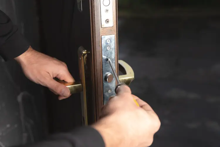 locksmith-repairing-door-lock-cylinder.jpg