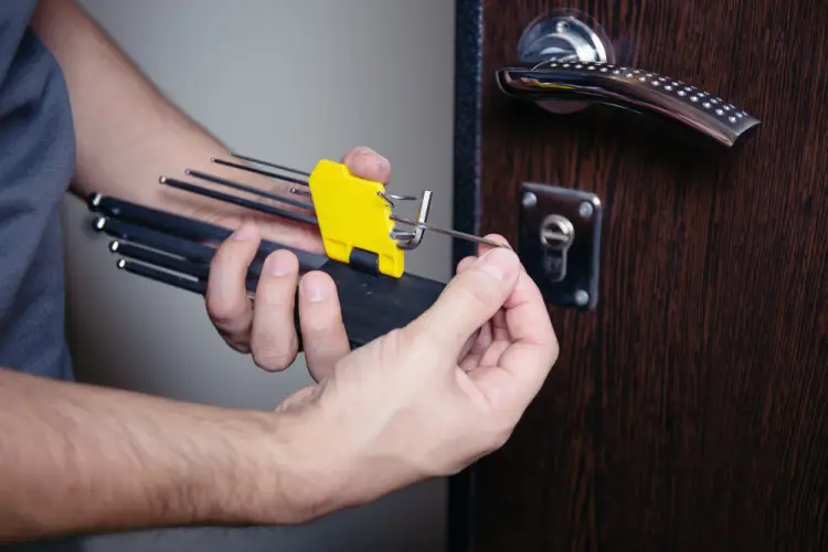locksmith-picking-door-lock-tools.jpg