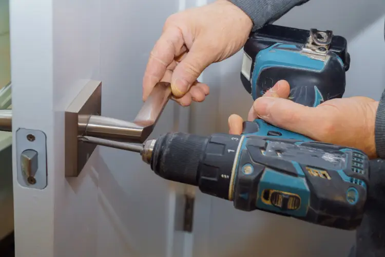locksmith-installing-modern-door-handle.jpg