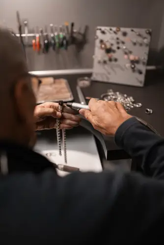 chain-polishing-jeweler-workbench.jpg