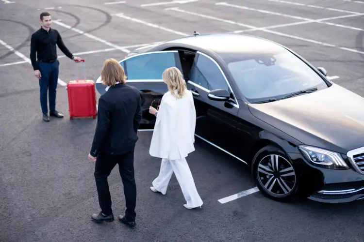 airport-chauffeur-assisting-business-travelers.jpg