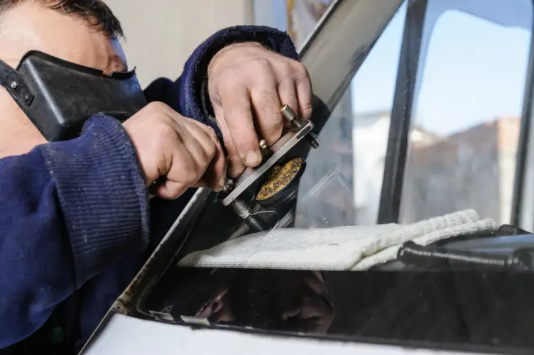 professional-windshield-repair-technician.jpg