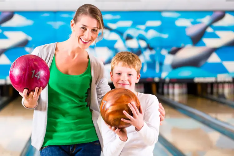 group-friends-bowling-night.jpg