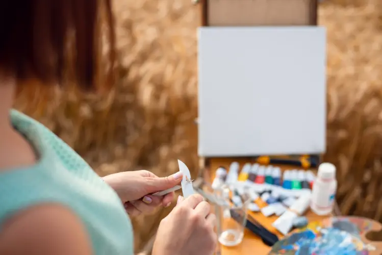 woman-preparing-to-paint-outdoors.jpg