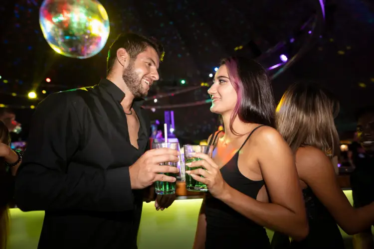 couple-meeting-bar.jpg