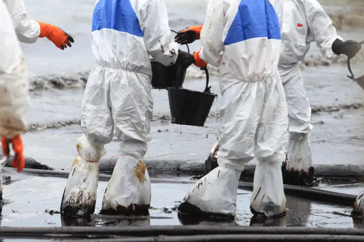 hazmat-cleanup-team-oil-spill.jpg