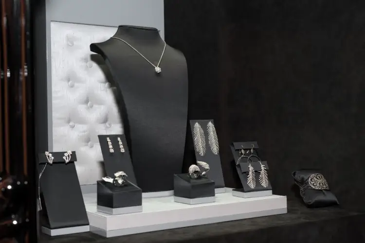 online-jewelry-shopping-website-on-desktop.jpg