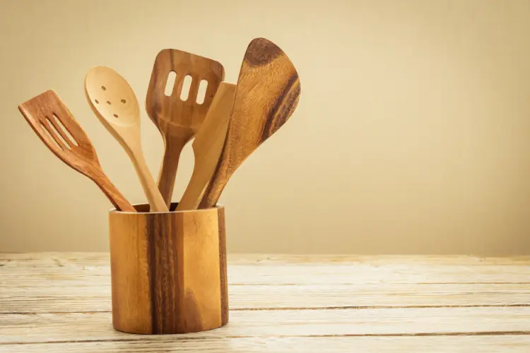 wooden-kitchen-utensils-holder-minimal-style.jpg
