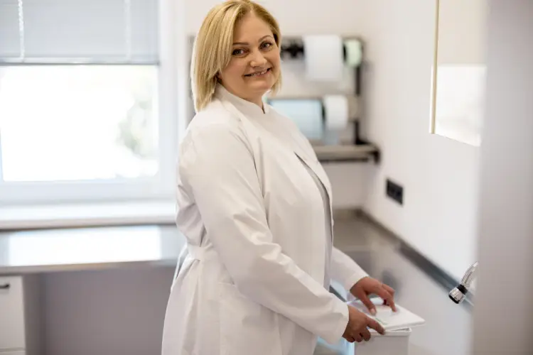 dermatologist-in-medical-clinic.jpg