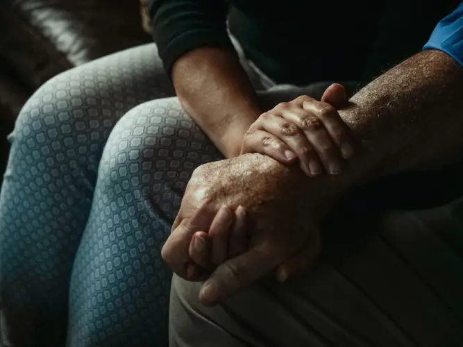 supportive-touch-in-palliative-care.jpg