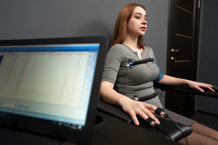 polygraph-test-woman-clinic-monitoring.jpg