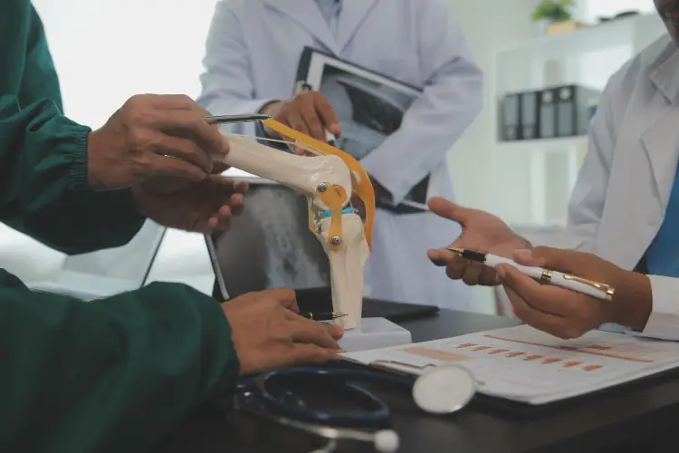 orthopedic-surgeons-discussing-knee-joint-replacement.jpg