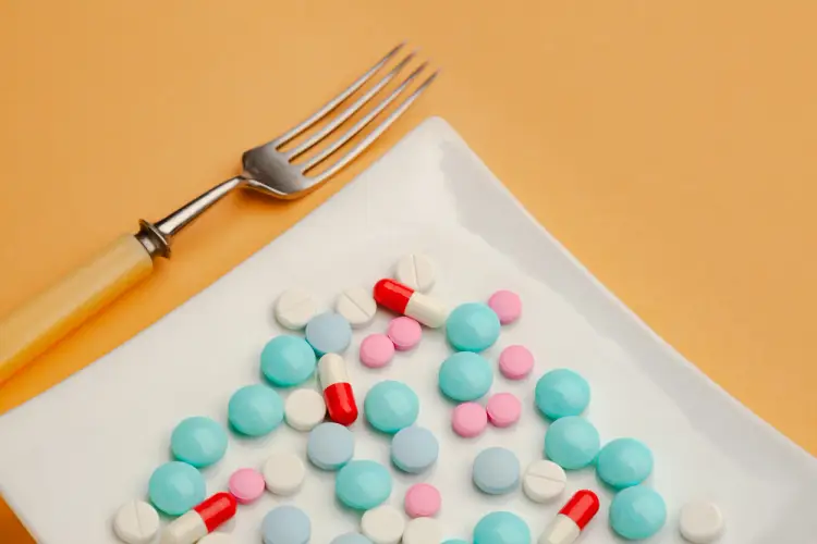 pharmaceutical-diet-concept-pills-on-plate.jpg