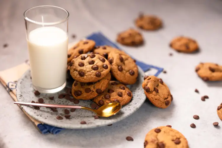 chocolate-chip-cookies-with-milk.jpg