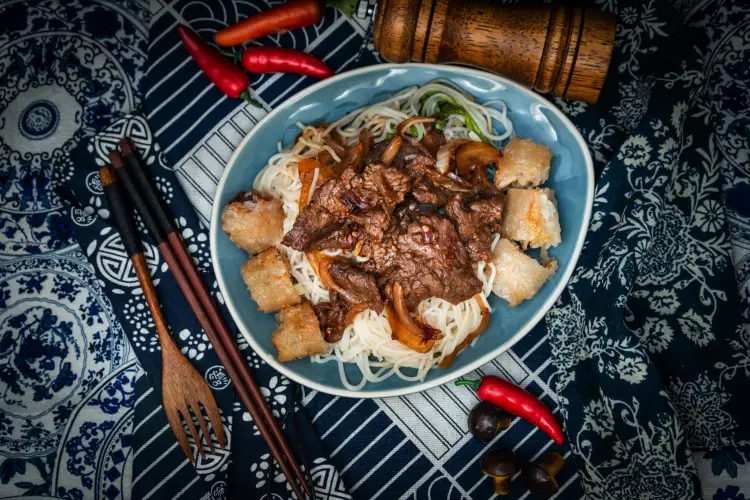 grilled-beef-vermicelli-bowl-with-spring-rolls.jpg