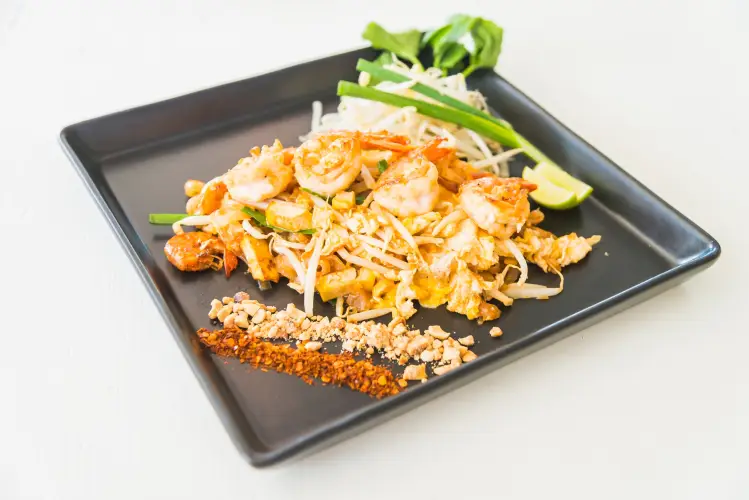 thai-pad-thai-shrimp-noodles-with-peanuts-and-lime.jpg