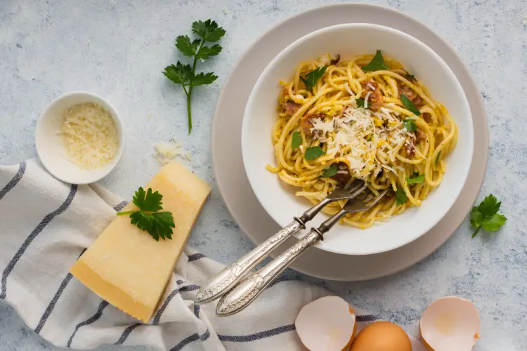 spaghetti_carbonara_with_cheese_and_eggs.jpg