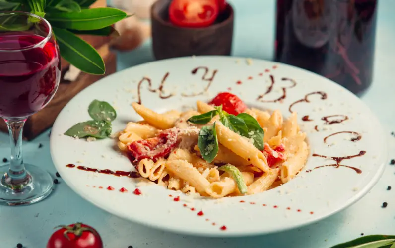 penne_white_sauce_garnished_plate_decor.jpg