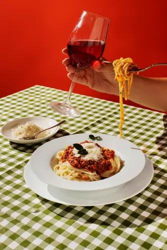 spaghetti_bolognese_with_red_wine_and_cheese.jpg