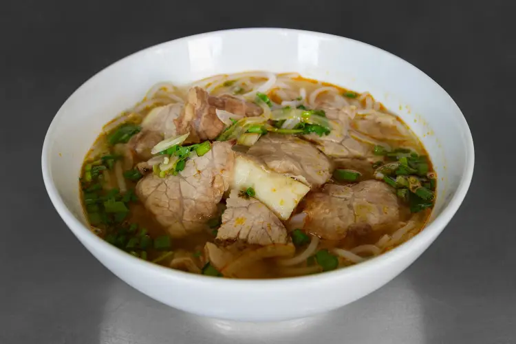 bun-bo-hue-with-sliced-pork-and-noodles.jpg