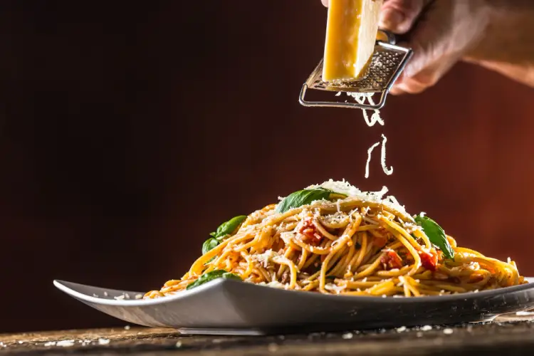 spaghetti_with_grated_parmesan_closeup.jpg
