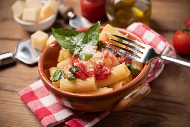 rigatoni_with_fresh_basil_and_tomato_sauce.jpg