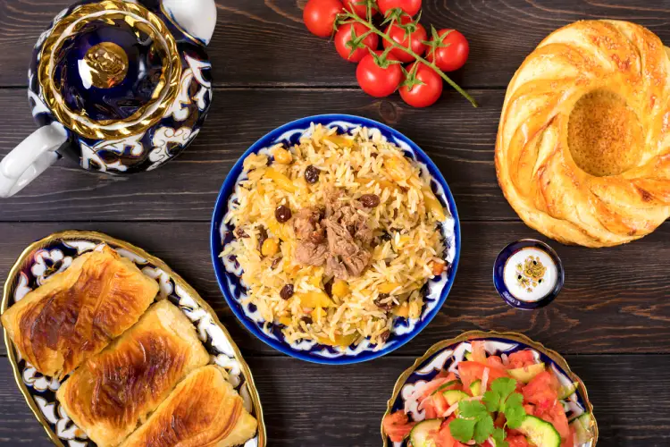 uzbek-rice-plov-with-lamb-and-raisins-traditional-set.jpg