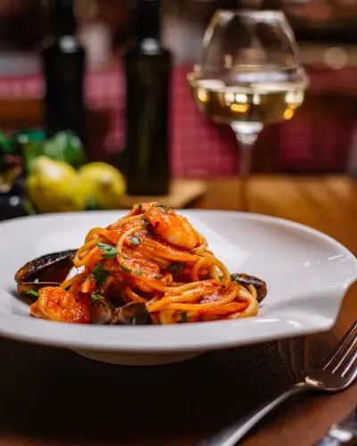 spaghetti_with_shrimp_mussels_red_sauce.jpg