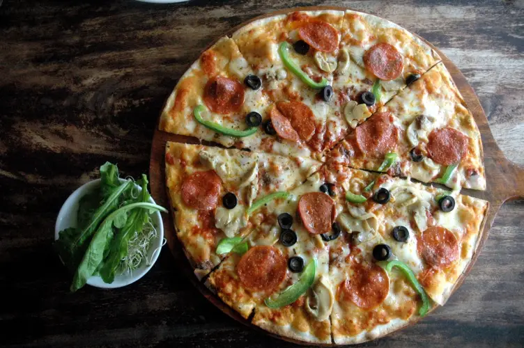 combo-pizza-with-pepperoni-olives-mushrooms-green-peppers.jpg