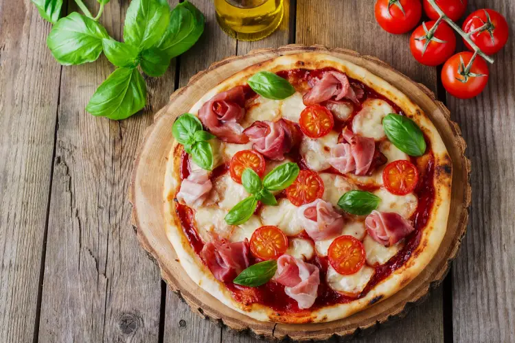 prosciutto-and-tomato-pizza-with-fresh-basil.jpg